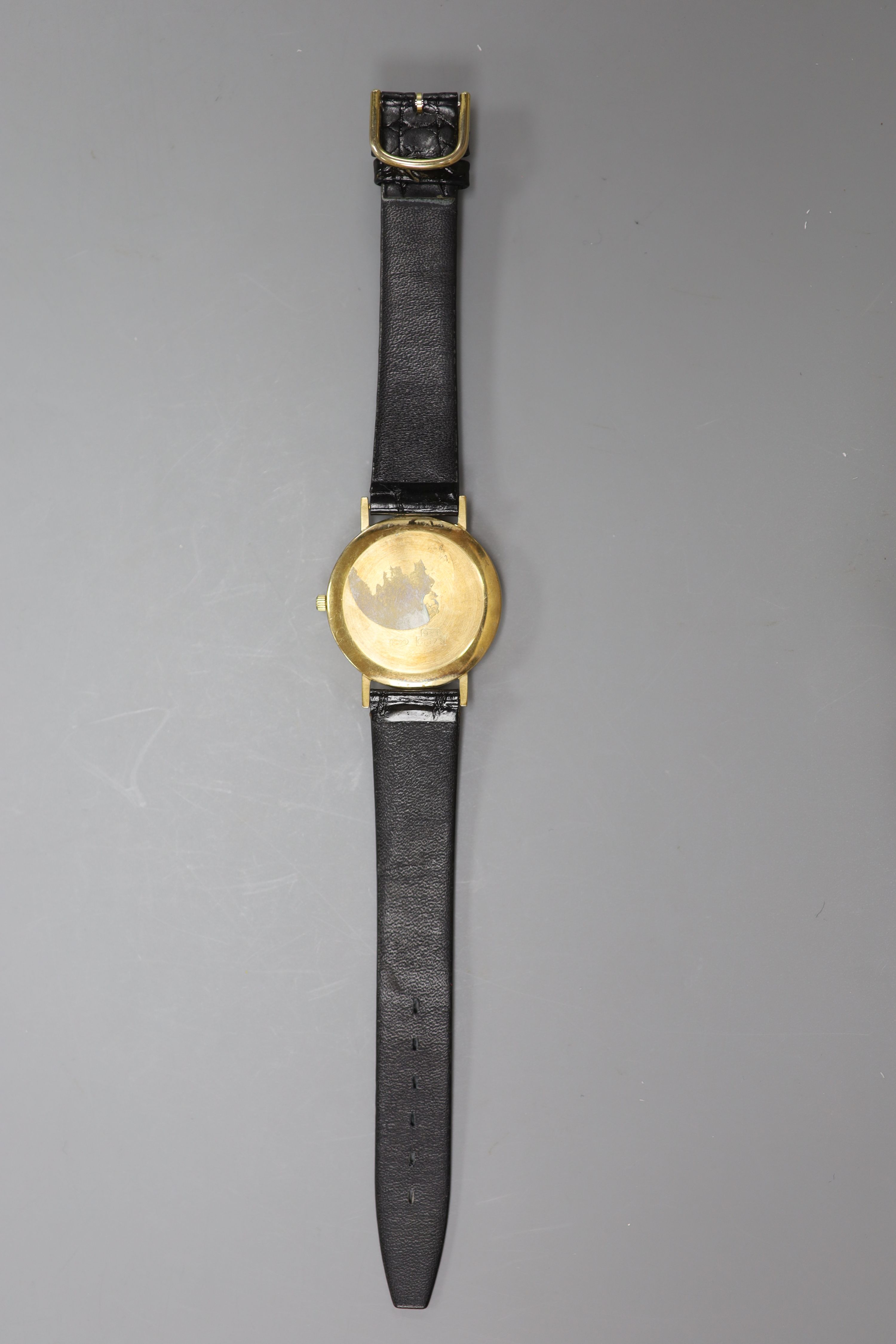 A gentleman's modern 9ct gold Avia quartz wrist watch, on associated strap, cased diameter 33mm, gross weight 22.1 grams.